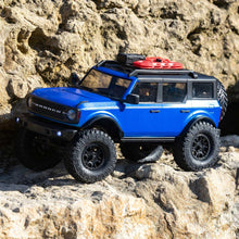 Cargar imagen en el visor de la galería, Auto a Control Remoto RC Ford Bronco 1/24 4WD Azul - Axial