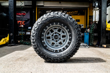 Cargar imagen en el visor de la galería, 4 Llantas Kelso 17X9 6X139 Battleship Gray - Black Rhino