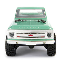 Cargar imagen en el visor de la galería, Auto a Control Remoto RC Chevrolet C10 1967 1/24 4WD Verde - Axial