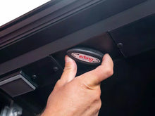 Cargar imagen en el visor de la galería, Tapa Plegable Dura XCEED Nissan NP300 (15+)  - Extang