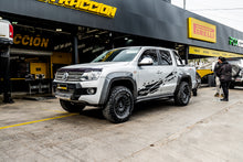 Cargar imagen en el visor de la galería, Kit de Levante de Suspensión Nitrocharger Plus delantera 40mm Volkswagen Amarok (10-24) - Old Man Emu