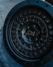 Cargar imagen en el visor de la galería, 4 Llantas Barricade 20x9 6x139 GunBlack - Black Rhino - DOBLETRACCION