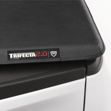 Cargar imagen en el visor de la galería, Tapa plegable vinil Trifecta Ford F-150 CS / Chevrolet Silverado CS - Cab 1/2 (+15) - Extang