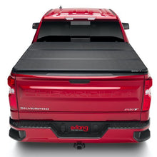 Cargar imagen en el visor de la galería, Tapa Plegable Dura Cubre Pick-Up Solid Fold 2.0 Chevrolet Silverado 1500 CD (19+) - Extang - DOBLETRACCION