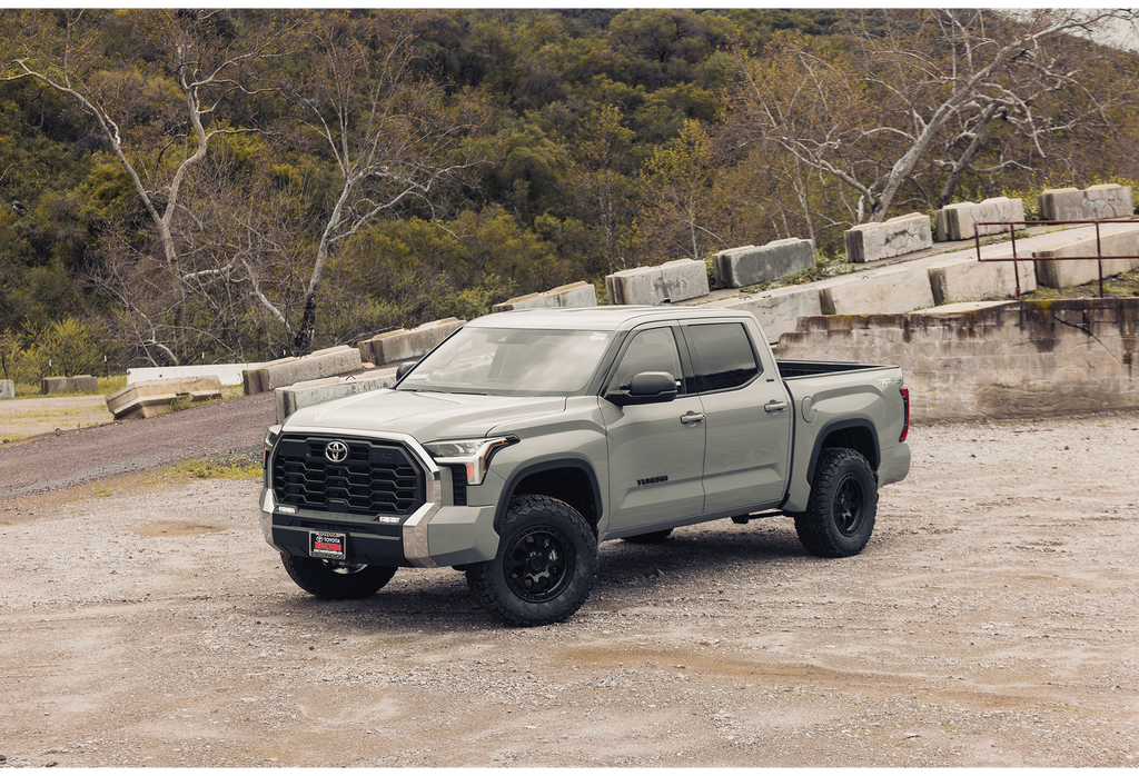 4 llantas KM550 18x9 6x139 Riot Anthracite W/Satin Black Lip - KMC Wheels