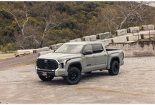 Cargar imagen en el visor de la galería, 4 llantas KM550 18x9 6x139 Riot Anthracite W/Satin Black Lip - KMC Wheels