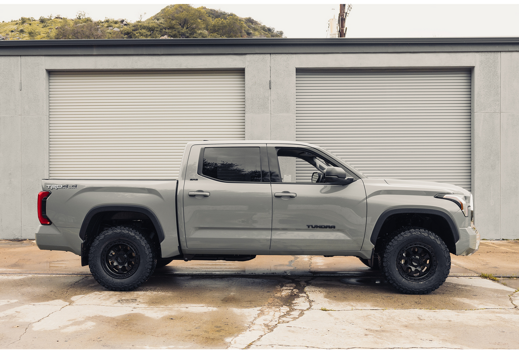 4 llantas KM550 18x9 6x139 Riot Anthracite W/Satin Black Lip - KMC Wheels