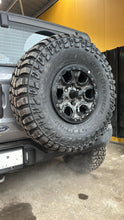 Cargar imagen en el visor de la galería, Refuerzo porta neumatico de repuesto Ford Bronco (21-25) - Rough Country
