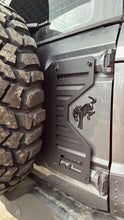 Cargar imagen en el visor de la galería, Refuerzo porta neumatico de repuesto Ford Bronco (21-25) - Rough Country