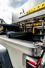 Cargar imagen en el visor de la galería, Tapa Enrollable Rígida Cubre Pick-Up Sentry Jeep Gladiator JT (19+) - Truxedo