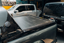 Cargar imagen en el visor de la galería, Tapa Retráctil Manual 2.0 Cubre Pick-Up Volkswagen Amarok V6 (21+) - BulX15