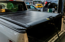 Cargar imagen en el visor de la galería, Tapa Retráctil Manual 2.0 Cubre Pick-Up Ford F150 CD (09+) - BulX15