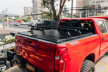 Cargar imagen en el visor de la galería, Tapa Retráctil Manual 2.0 Cubre Pick-Up Chevorlet Silverado CD (18+) - BulX15
