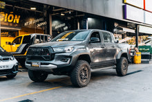 Cargar imagen en el visor de la galería, KIT DE SUSPENSIÓN FOAMCELL 2" HILUX GR SPORT (23+) - IRONMAN 4x4