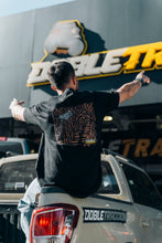 Cargar imagen en el visor de la galería, Polera colaboración Felipe Agurto1 - DOBLETRACCION