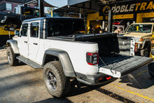 Cargar imagen en el visor de la galería, Tapa Plegable Dura Cubre Pick-Up Solid Fold 2.0 Jeep Gladiator JT (19+) - Extang