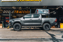 Cargar imagen en el visor de la galería, Kit de Suspensión Nitrocharger Plus - Toyota Hilux Vigo/Revo (05+) - Old Man Emu