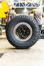 Cargar imagen en el visor de la galería, 4 Llantas KM235 17x9 5x127 Beadlock Grenade Crawl Negras - KMC Wheels