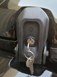 PAR CHAPAS CAPOT LATERALES C/LLAVE PLASTICAS JL/JT