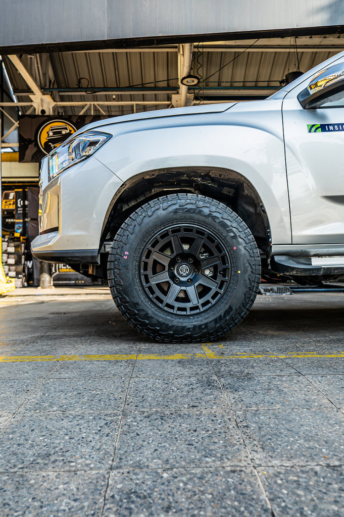 4 Llantas Compass 17x8.5 6x130 SAT Black - Icon Alloys