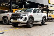 Cargar imagen en el visor de la galería, TOYOTA HILUX GR BLANCA KO3 1.jpg