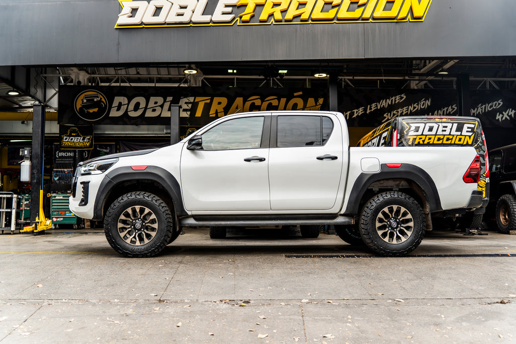 TOYOTA HILUX GR BLANCA KO3 2.jpg