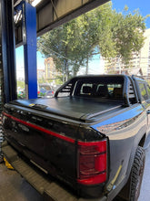 Cargar imagen en el visor de la galería, Tapa Retractil Manual 2.0 con Barra OEM BYD Shark (25+) - BULX15