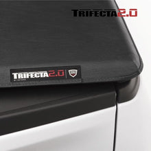 Cargar imagen en el visor de la galería, Tapa plegable vinil Trifecta Chevrolet Silverado Cab. 1/2 (+14) - Extang