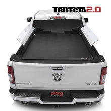Cargar imagen en el visor de la galería, Tapa plegable vinil Trifecta Ram 1500 C/Rambox (19+) - Extang