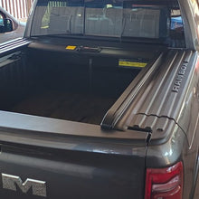 Cargar imagen en el visor de la galería, Tapa Retráctil Manual Cubre Pick-Up 2.0 Ram 1500 C/Rambox (19+) - BulX15