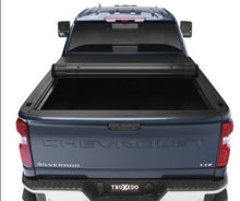 Cargar imagen en el visor de la galería, Tapa Enrollable Cubre Pick-Up Rígida Sentry Chevrolet Silverado (2019+) - Truxedo - DOBLETRACCION 